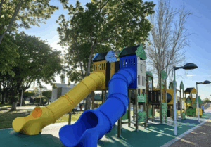 Tobogán tubular rotomoldeado instalado en el parque infantil de Catarroja